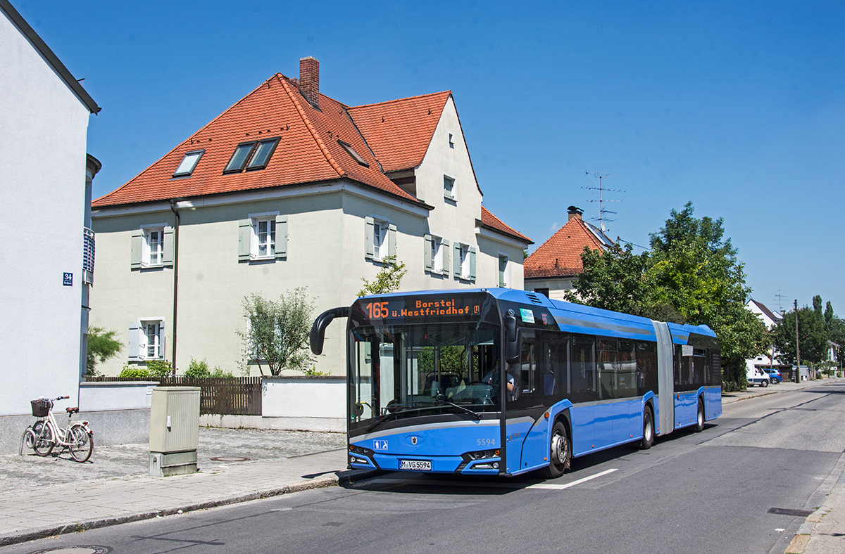 München  MVG Solaris Urbino 18 IV Wagen 5594 als Linie 165 zur Borstei in der Vesaliusstraße, 20.07.2016