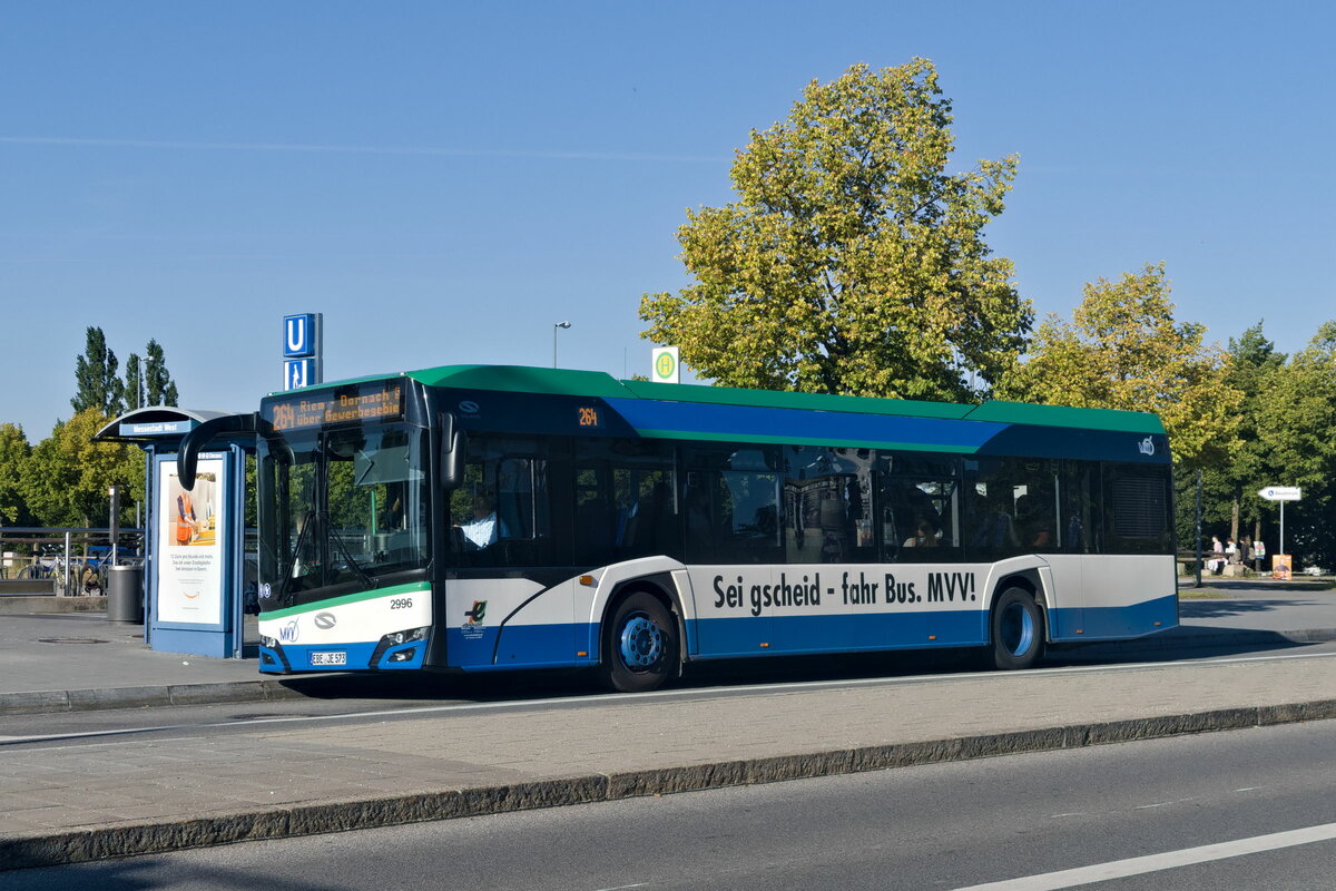 München: Solaris Urbino von Ettenhuber, Bus Nr. 2996 (EBE-JE 573) als Linie 264 an der Haltestelle Messestadt West. Aufgenommen 2.9.2021.