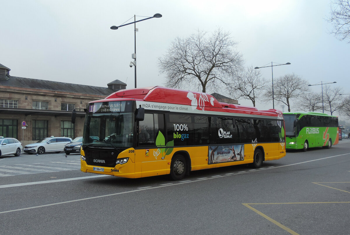Mulhouse - 21. Dezember 2021 : Scania Citywide CNG, Wagen 208, verkehrt auf der Linie 10 und erreicht den Centralbahnhof.