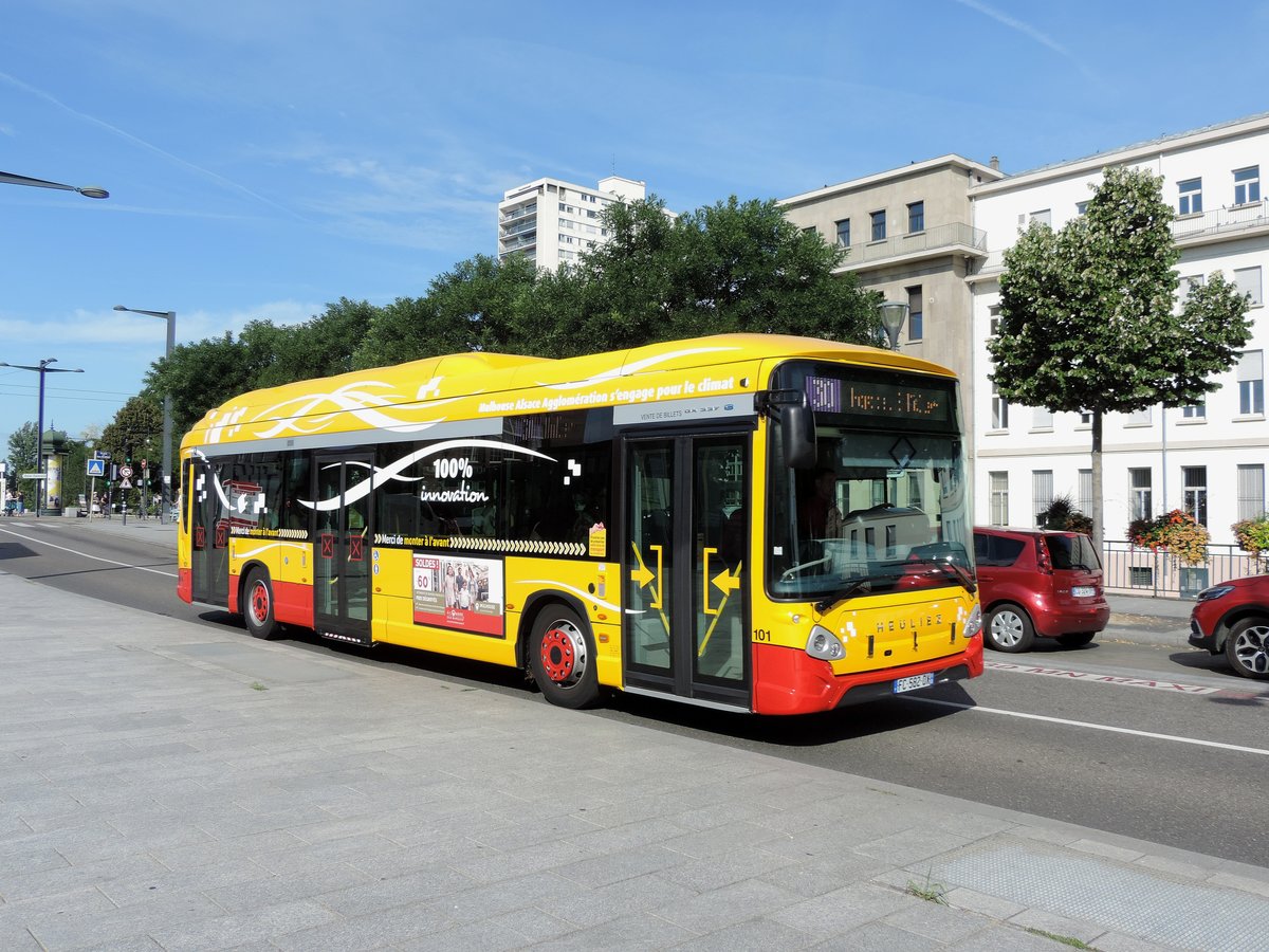 Mulhouse - 9. August 2019 : Elektrobus Heuliez GX 337 E, Wagen 101, im Einsatz auf der Linie 30 hat den Bahnhof verlassen.