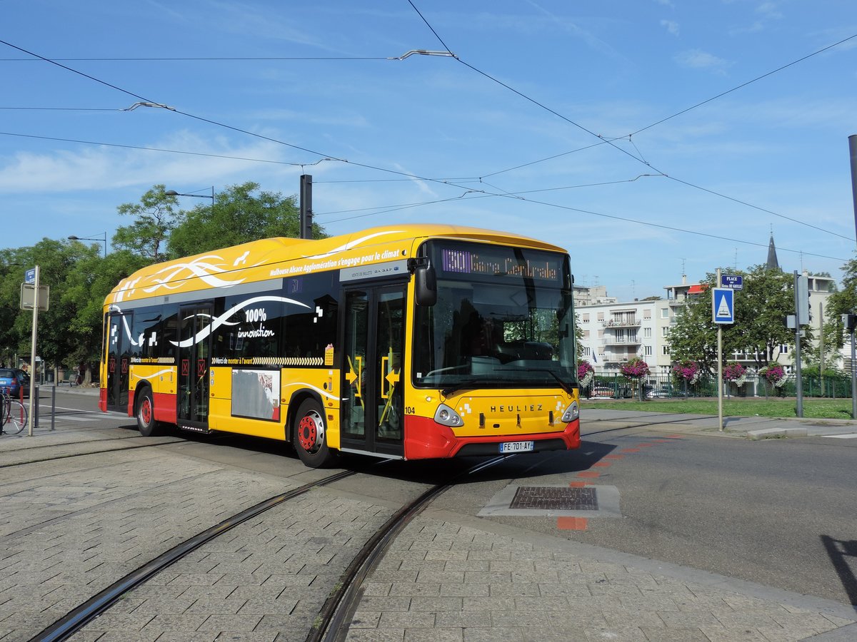 Mulhouse - 9. August 2019 : Elektrobus Heuliez GX 337 E, Wagen 104, im Einsatz auf der Linie 30 vor dem Bahnhof.