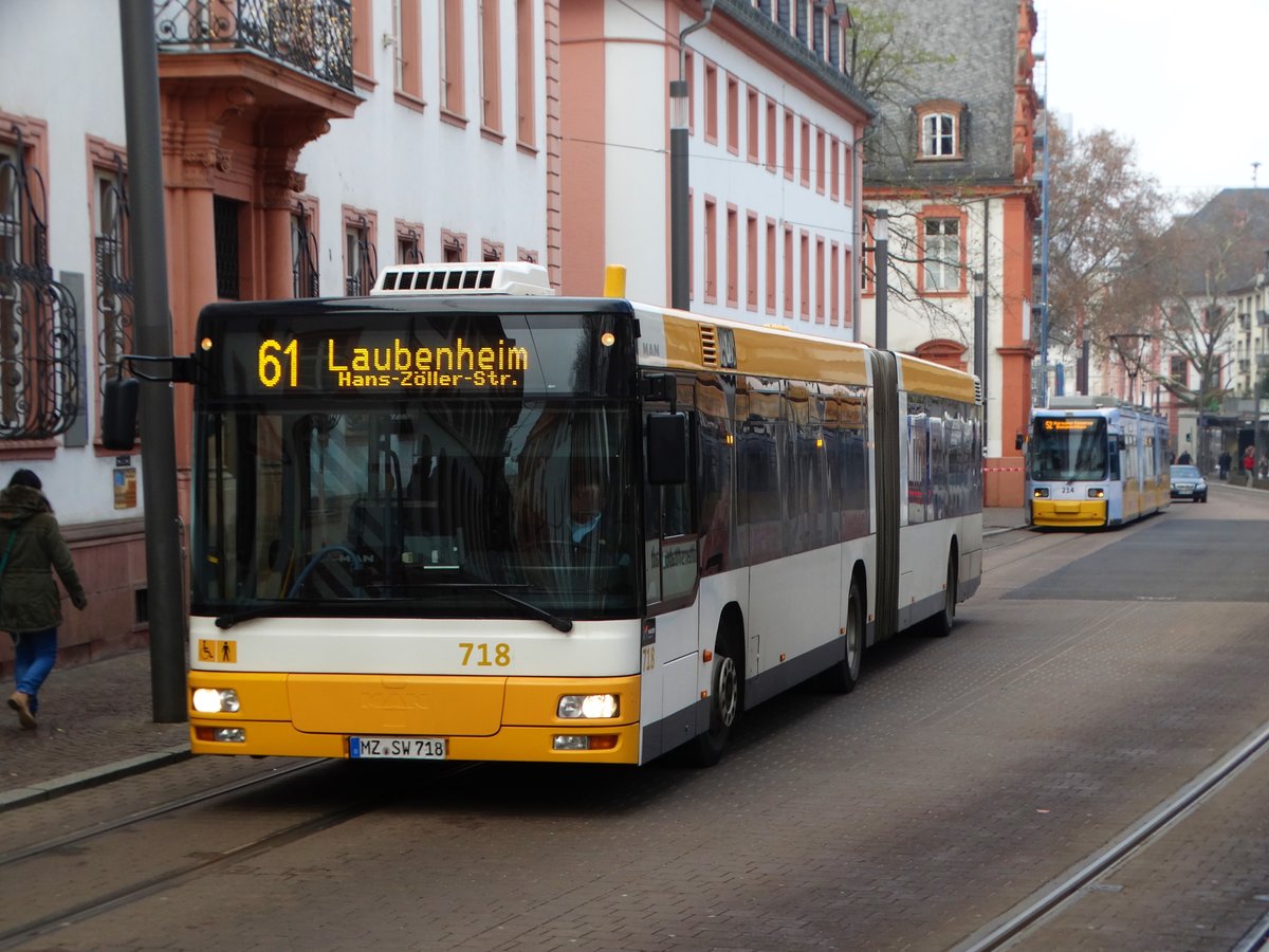 MVG MAN Gelenkzug der 2. Generation Wagen 718 am 02.12.17 in Mainz Schillerplatz             