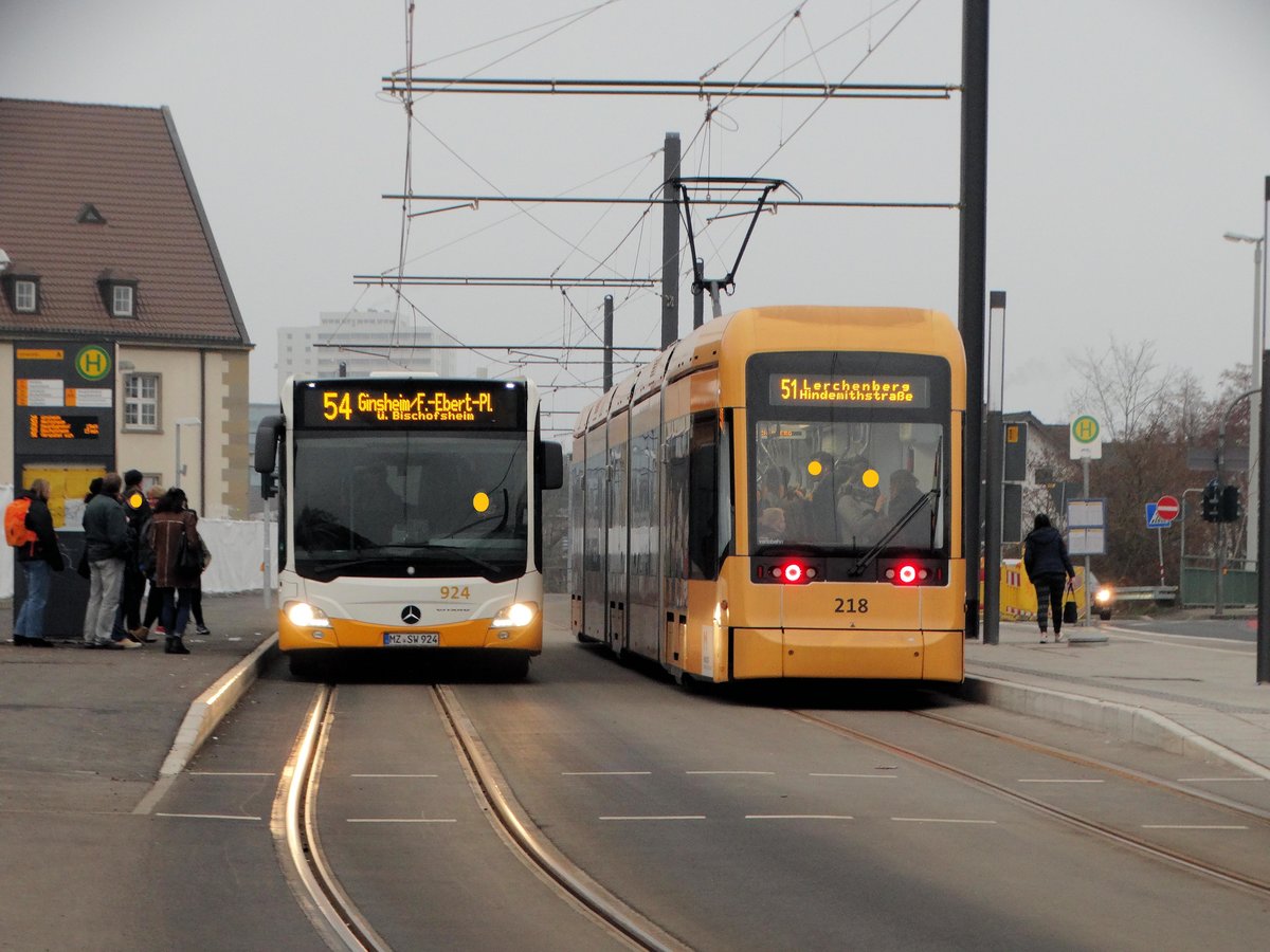 MVG Mercedes Benz Citaro 2 (Euro 6) G Wagen 924 und Stadler Variobahn 218 am 17.12.16 in Mainz Universität