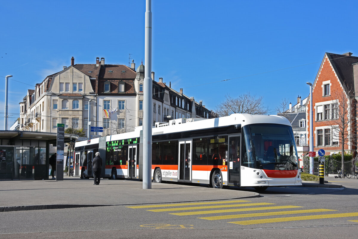 Nach der Besichtigung am Claragraben fährt der St. Galler Trolleybus 136 via Wettsteinplatz zur Garage Rankstrasse zurück. Hier steht der Bus auf der Haltestelle Wettsteinplatz. Die Aufnahme stammt vom 01.03.2022.