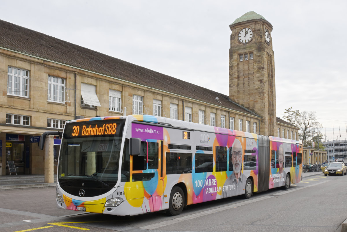 Nach dem der Mercedes Citaro 7026 nach einer heftigen Kollision nicht mehr eingesetzt werden kann, hat der Mercedes Citaro 7016 die Werbung für 100 Jahre Adullam-Stiftung übernommen. Hier steht der Bus am 11.11.2019 an der Endstation der Linie 30 am badischen Bahnhof.