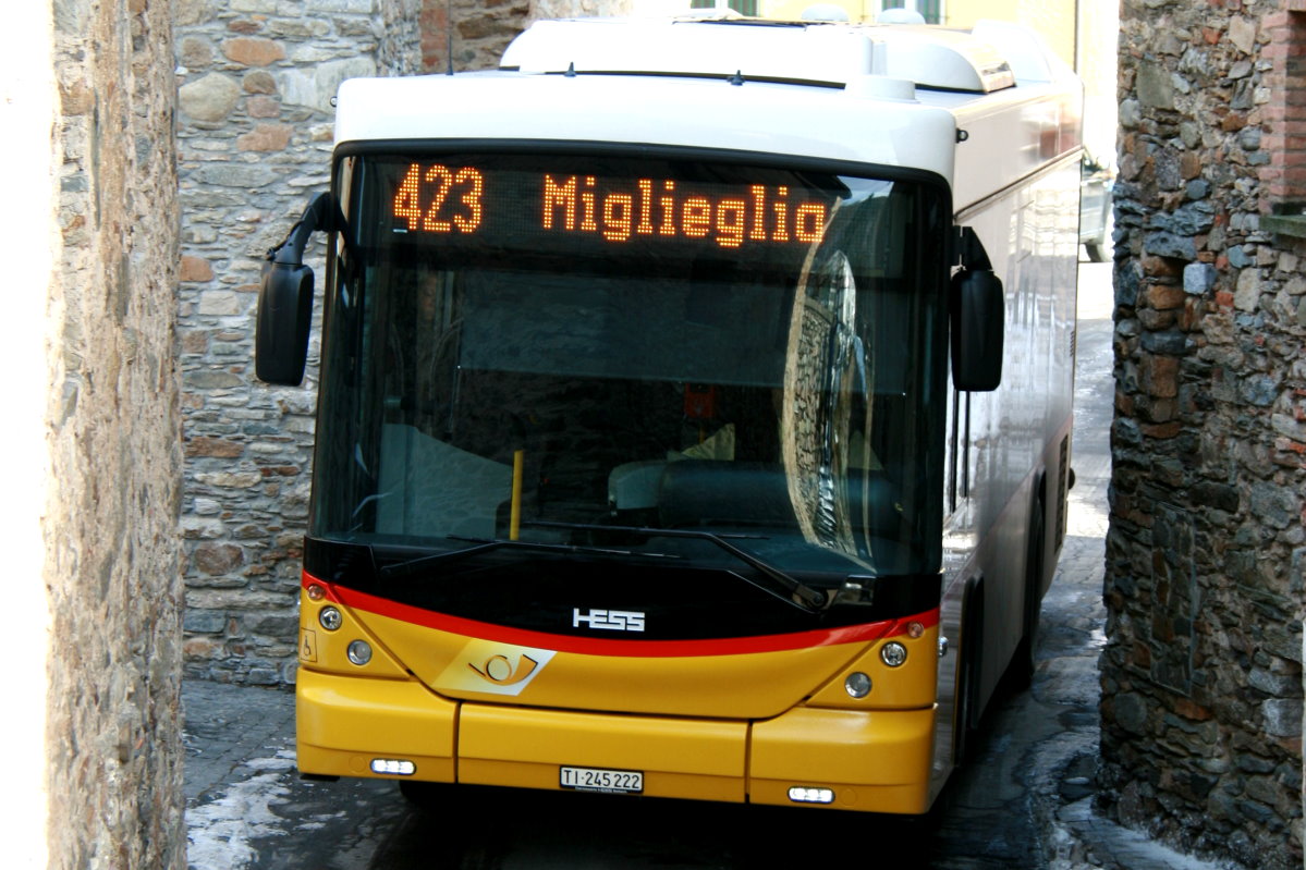 Nach drei Fotoeinstellungen am steilen Postautokurs kannten und grüssten der Postautochauffeur und ich uns schon. Welcher Deutsche verirrt sich mit seinem PW auch schon in diese ablegenen Region. Freundlich wie er war lies er mich nach jeder Fotoeinstellung passieren oder überholen und gab mir noch die Chance zu diesem Motiv, was er extra langsam und freundlich winkend passierte. Das sind einfach nur wunderbare Momete bei unserem Hobby!!!
Ein Scania/Hess K320 UB Postauto auf dem Kurs 62.423 Lamone - Miglieglia in der schmalen Gasse von Vezio; 31.01.2015