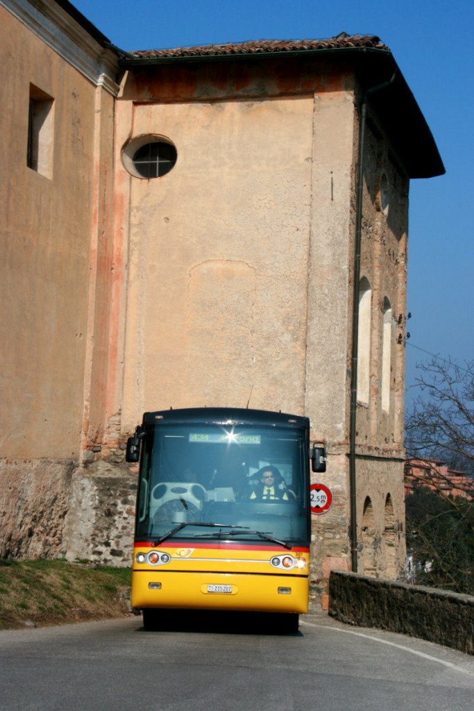 Nachdem die Engstelle an der Pfarrkirche San Giorgio in Carona passiert es geht es zur Endstation Carona-Post. Postautokurs 62.434 Lugano - Carona; 08.03.2014