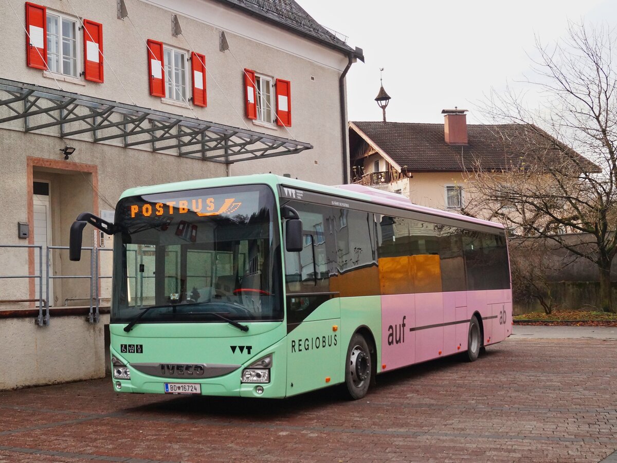 Nachdem die Postbus-Verkehrsstelle Brixlegg in Tirol jahrelang als Sammelbecken für diverse Altfahrzeuge aus ganz Österreich gegolten hatte, hat sich der Fuhrpark seit der VVT-Ausschreibung im Jahr 2023 vereinheitlicht und es kommen fast ausschließlich Neufahrzeuge vom Typ Iveco Crossway LE 12M zum Einsatz. Bei BD-16724 handelt es sich um ein solches Fahrzeug im typischen neuen  Radiergummi-Design  des VVT. Am 08.12.2025 pausierte das Fahrzeug vor dem Postamt in Brixlegg und wartete auf neue Einsätze.