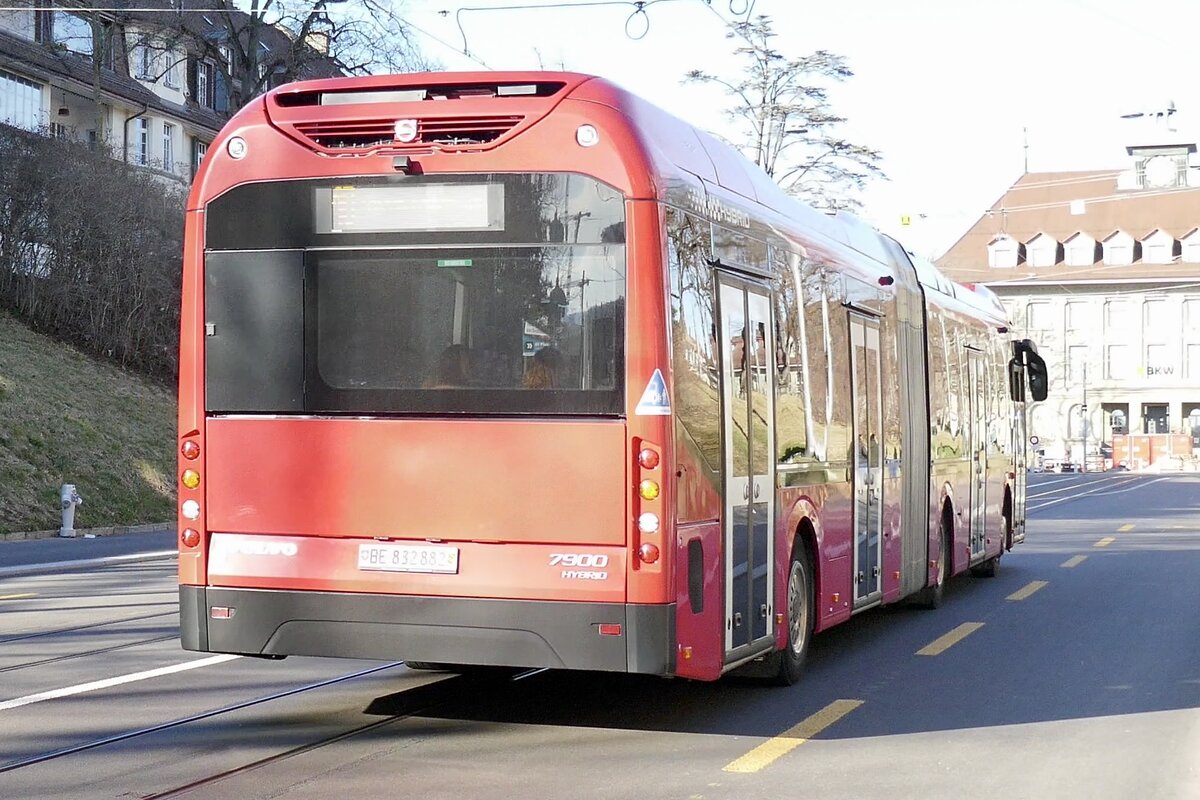 Nachschuss vom Volvo 7900 Hybrid 882 von BERNMOBIL am 26.2.22 in der Kornhausstrasse.