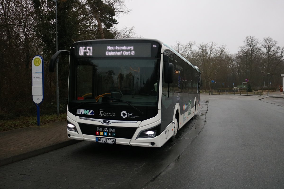 Nagelneuer Becker Reisen MAN Lions City Hybrid der für die Stadtwerke Neu-Isenburg fährt am 02.01.20 in Neu-Isenburg Bhf Ostseite 