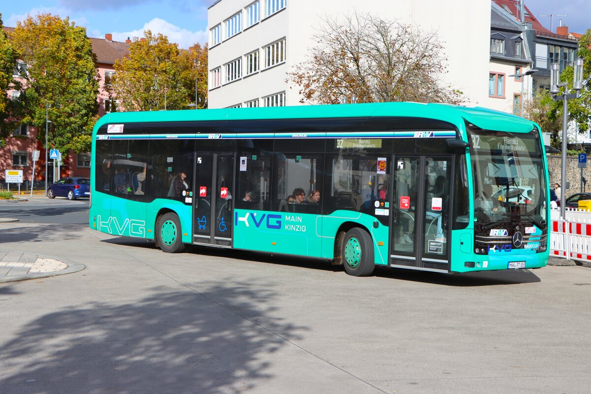 Nagelneuer Racktours Mercedes Benz eCitaro im KVG Design am 24.10.26 in Hanau Freiheitsplatz auf den Linien 32
