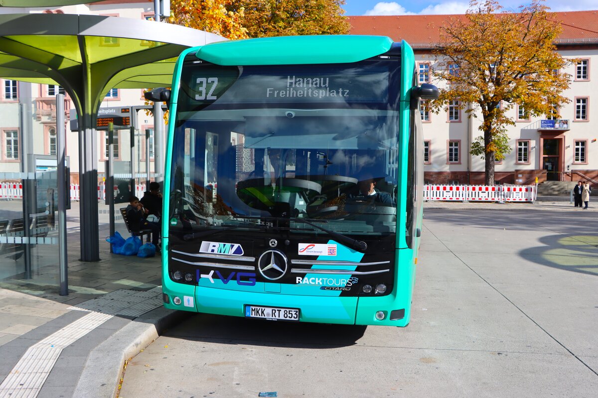 Nagelneuer Racktours Mercedes Benz eCitaro im KVG Design am 24.10.26 in Hanau Freiheitsplatz auf den Linien 32