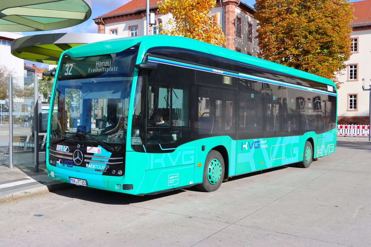 Nagelneuer Racktours Mercedes Benz eCitaro im KVG Design am 24.10.26 in Hanau Freiheitsplatz auf den Linien 32