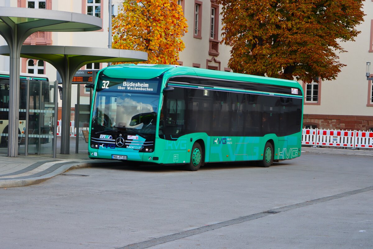 Nagelneuer Racktours Mercedes Benz eCitaro im KVG Design am 24.10.26 in Hanau Freiheitsplatz auf den Linien 32