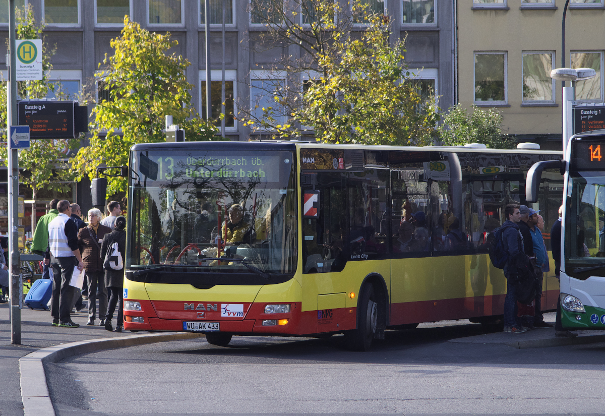 Nahverkehr in Franken. Der Verkehrsverbund Mainfranken (VVM) bietet auch ÖPNV im Raum Würzburg an. MAN Lion´s City (WÜ AK 433)nimmt am Busbahnhof (nahe Hauptbahnhof) neie Fahrgäste auf. 14.10.2018