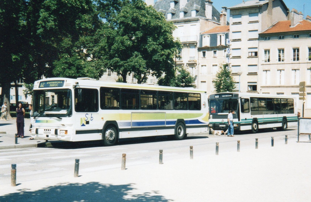 Nancy : ein Renault PR 112 und ein PR 100.2 auf den Übrlandlinien 10 und 12 am 01/08/1998.