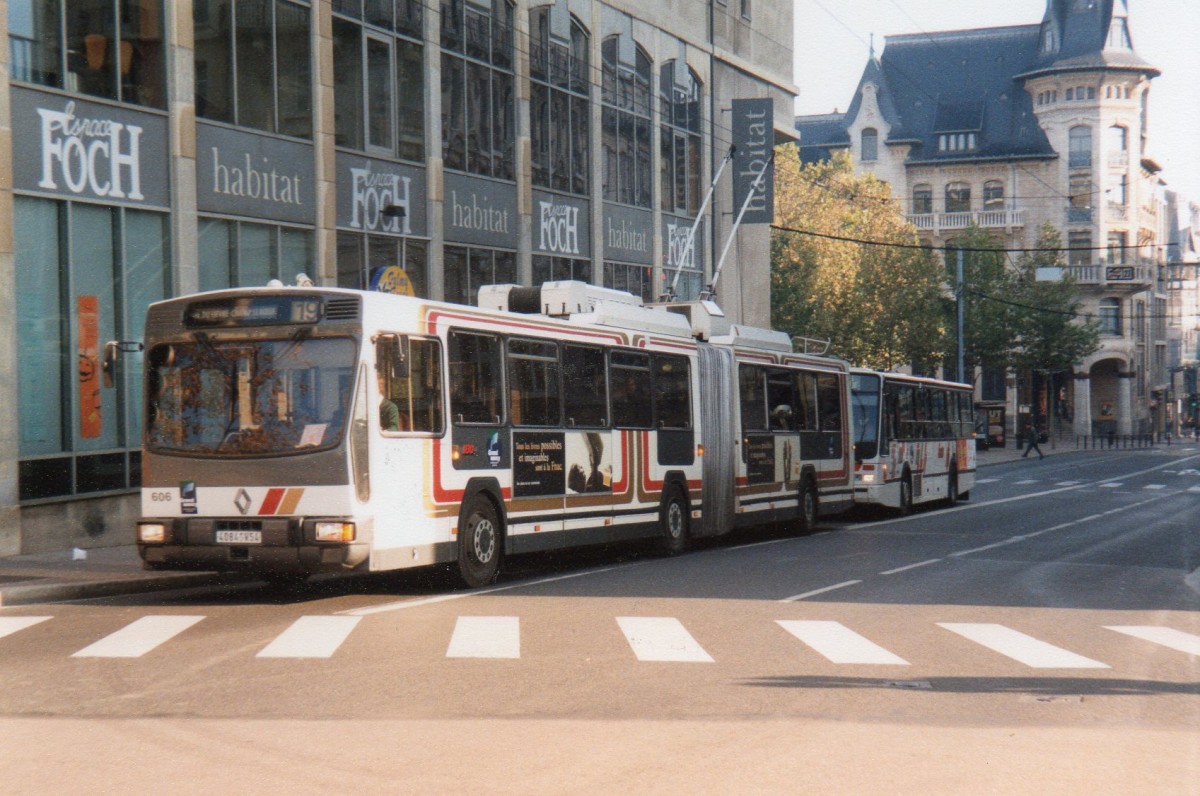 Nancy : das waren Zeiten : O-Gelenkbus Renault PER 180 H am 26/10/1997.