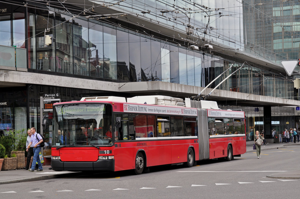 NAW Hess Trolleybus 10, auf der Linie 20, bedient die Haltestelle beim Bahnhof Bern. Die Aufnahme stammt vom 09.06.2017.