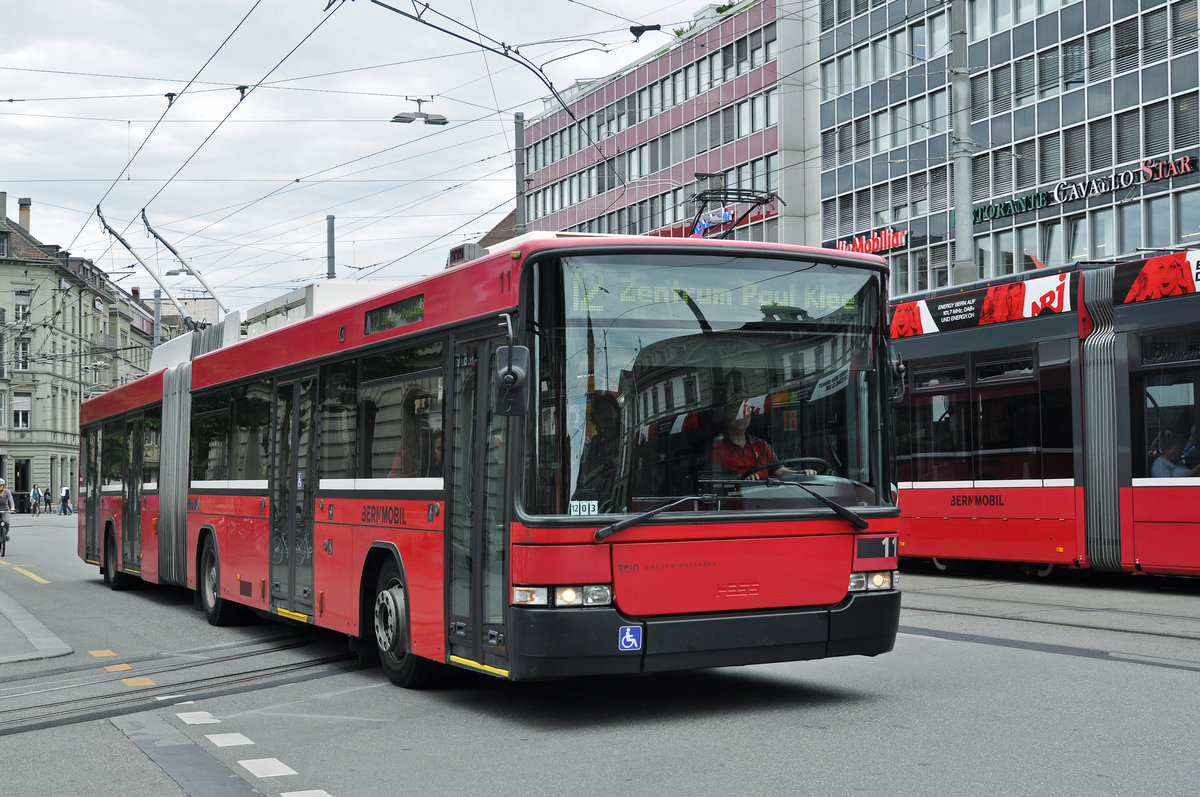 NAW Hess Trolleybus 11, auf der Linie 12, fährt zur Haltestelle beim Bahnhof Bern. Die Aufnahme stammt vom 09.06.2017.