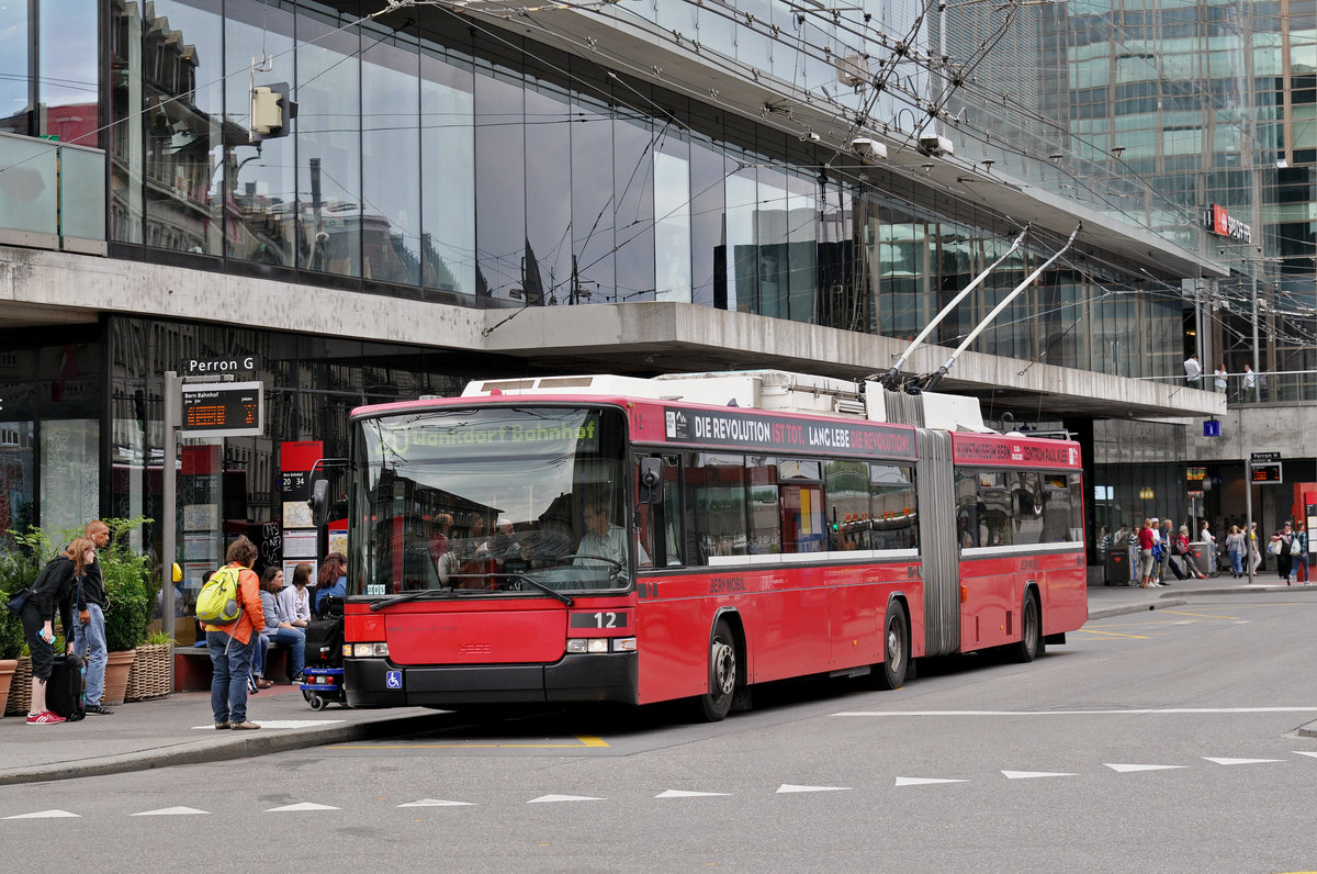 NAW Hess Trolleybus 12, auf der Linie 20, bedient die Haltestelle beim Bahnhof Bern. Die Aufnahme stammt vom 09.06.2017.