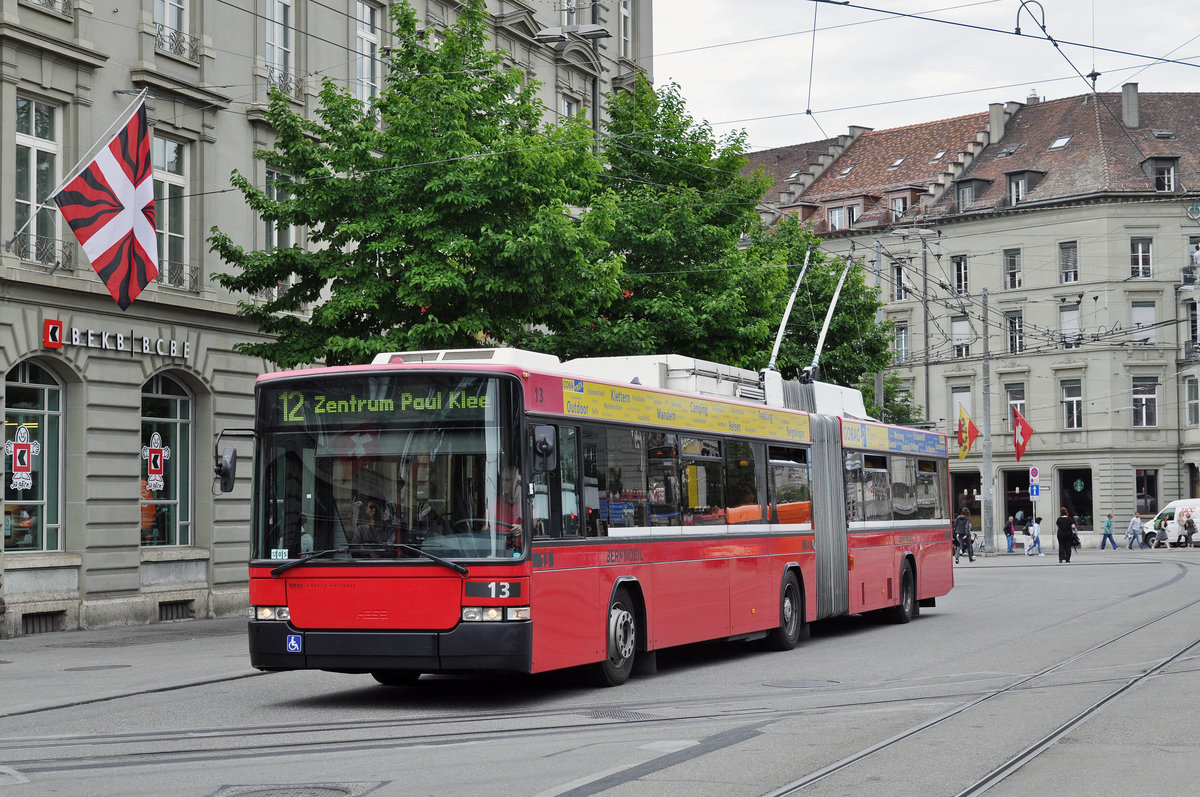 NAW Hess Trolleybus 13, auf der Linie 12, fährt zur Haltestelle beim Bahnhof Bern. Die Aufnahme stammt vom 09.06.2017.