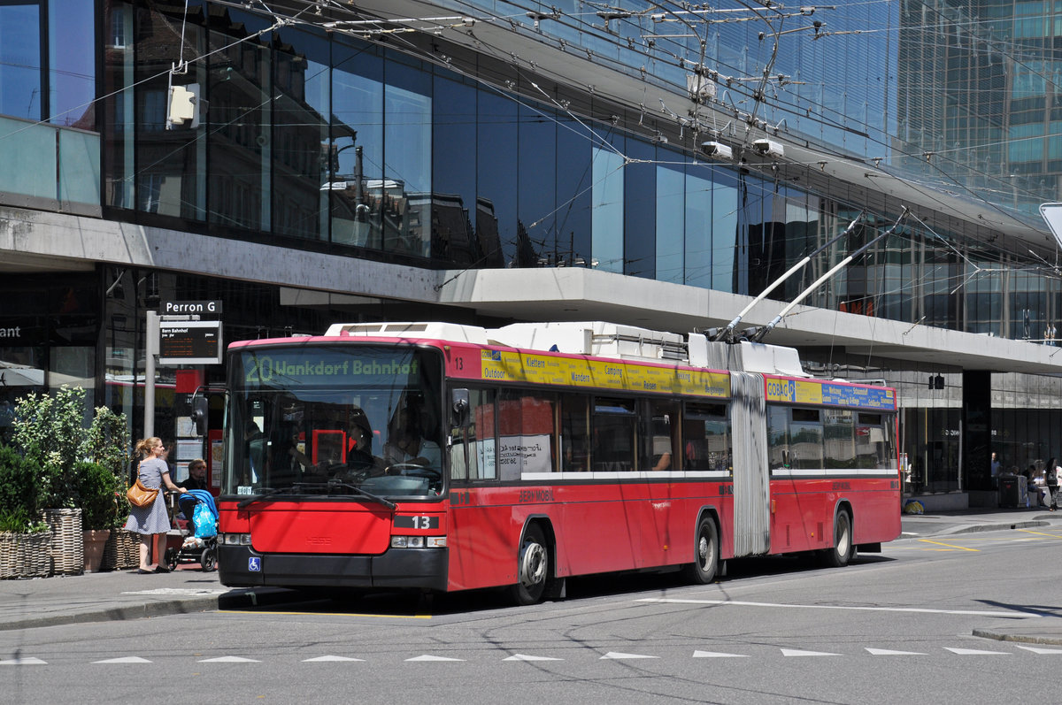 NAW Hess Trolleybus 13, auf der Linie 20, bedient die Haltestelle beim Bahnhof Bern. Die Aufnahme stammt vom 09.07.2018.