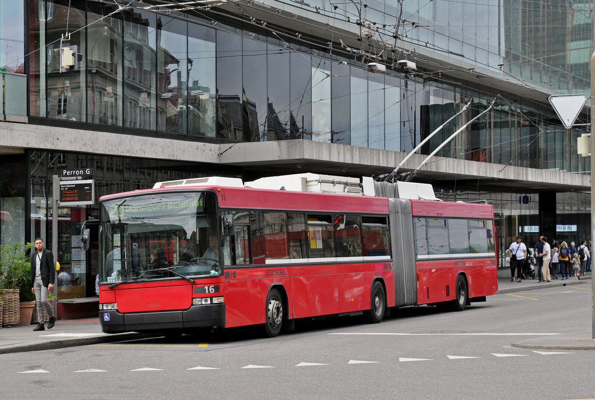NAW Hess Trolleybus 16, auf der Linie 20, bedient die Haltestelle beim Bahnhof Bern. Die Aufnahme stammt vom 09.06.2017.