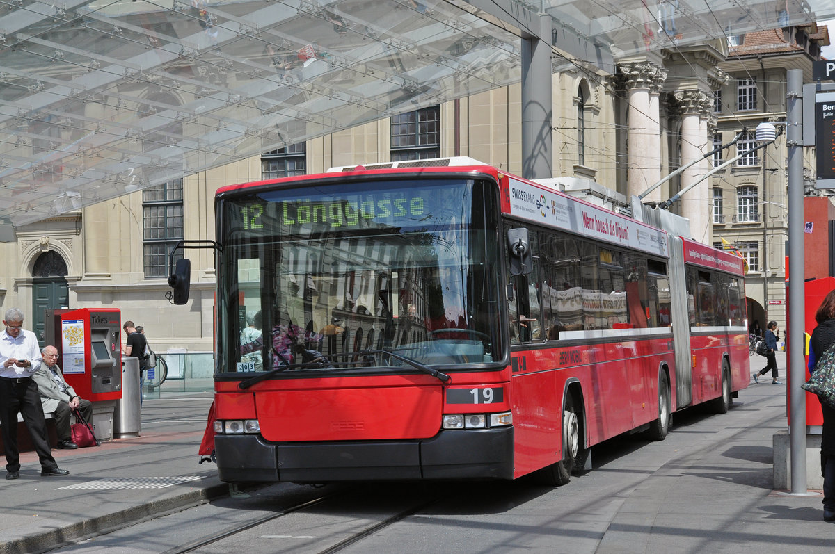 NAW Hess Trolleybus 19, auf der Linie 12, bedient die Haltestelle beim Bahnhof Bern. Die Aufnahme stammt vom 22.05.2018.