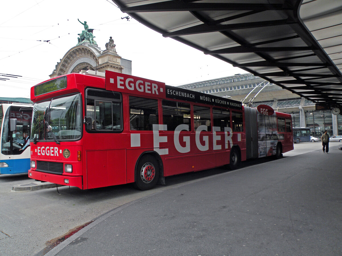 NAW-Hess Trolleybus 191, auf der Linie 2, wartet am 04.05.2010 beim Bahnhof Luzern.