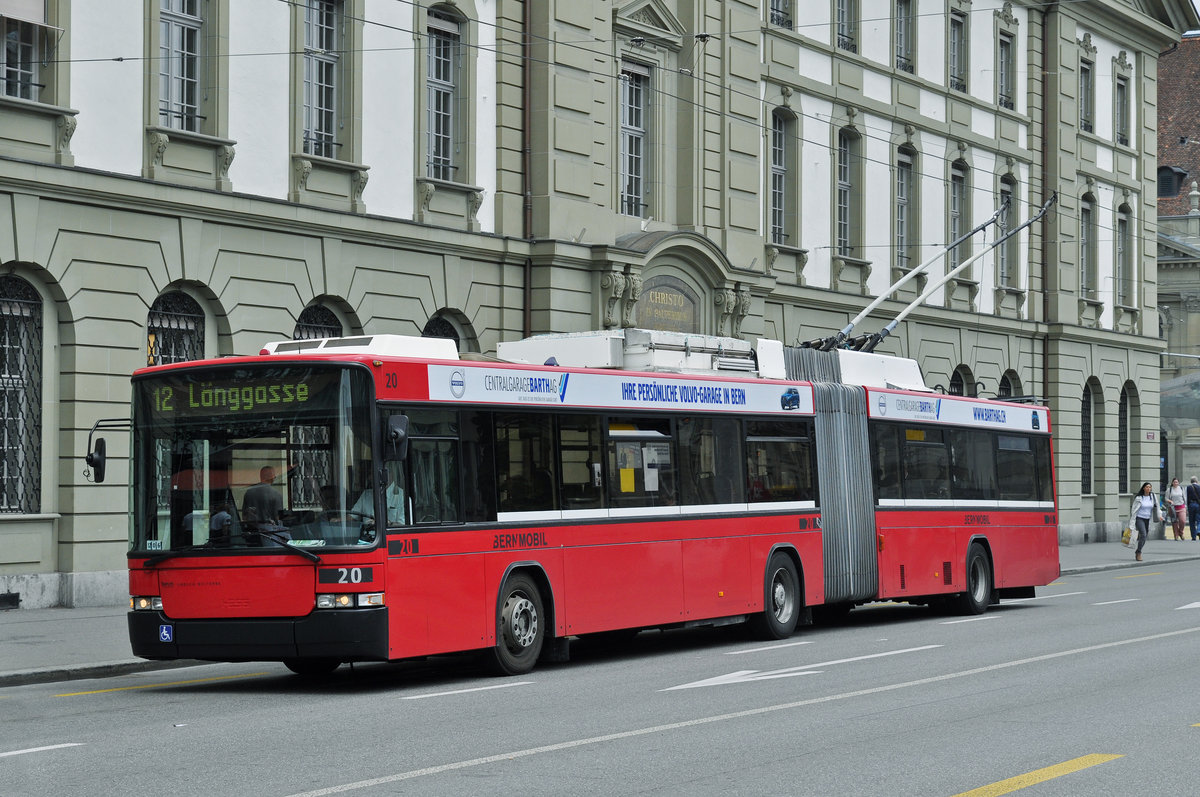 NAW Hess Trolleybus 20, auf der Linie 12, fährt zur Haltestelle beim Bubenbergplatz. Die Aufnahme stammt vom 09.06.2017.