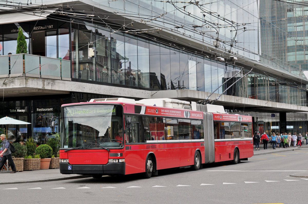NAW Hess Trolleybus 3, auf der Linie 20, bedient die Haltestelle beim Bahnhof Bern. Die Aufnahme stammt vom 09.06.2017.