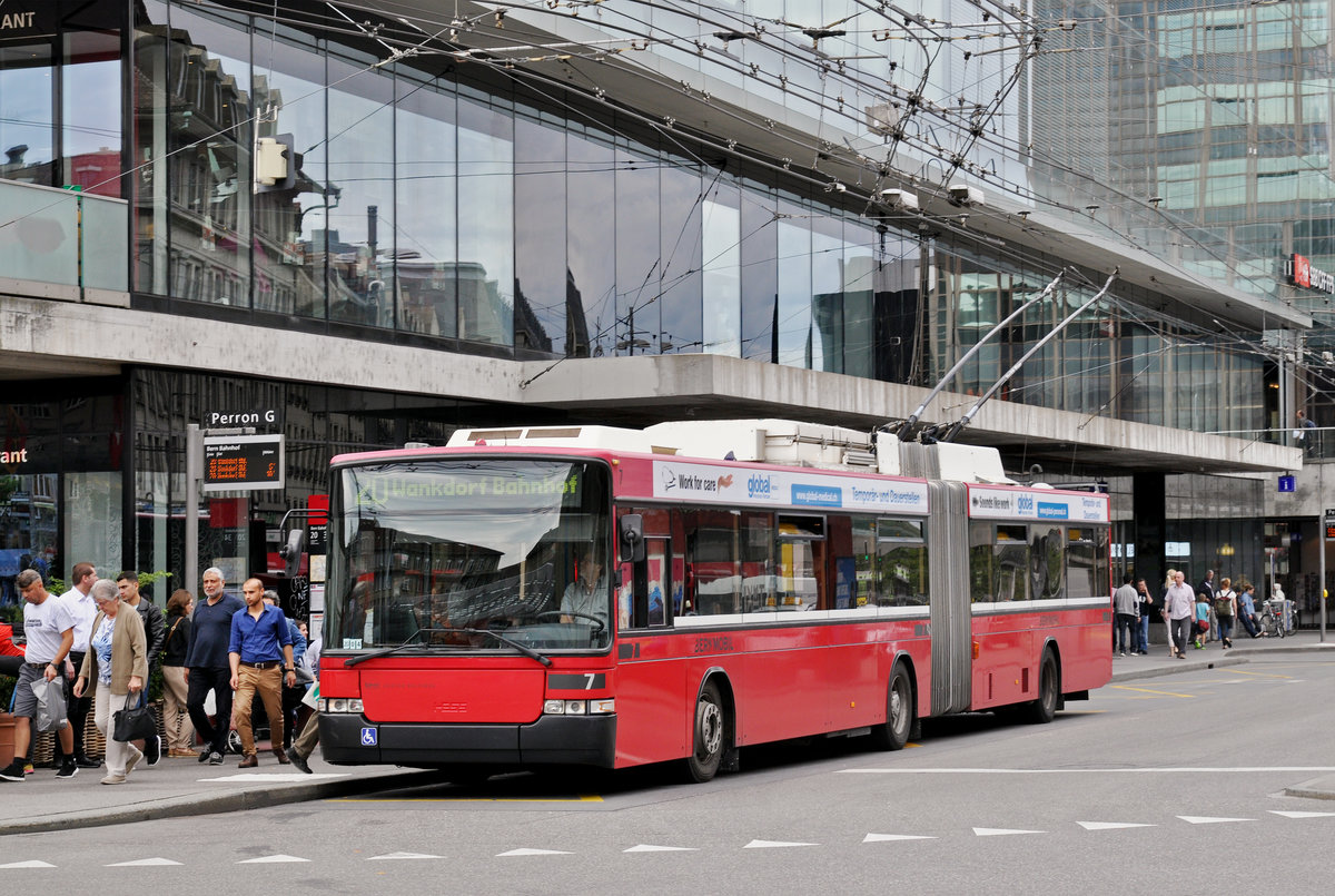 NAW Hess Trolleybus 7, auf der Linie 20, bedient die Haltestelle beim Bahnhof Bern. Die Aufnahme stammt vom 09.06.2017.