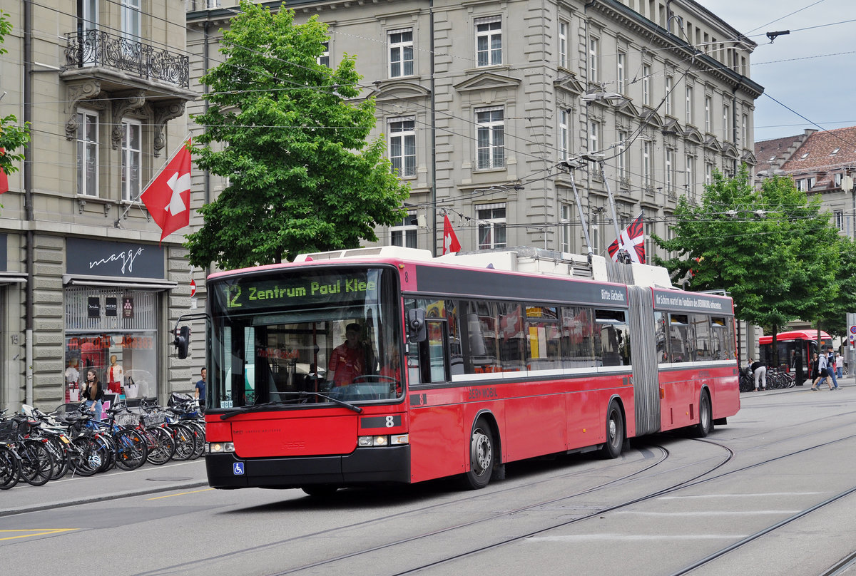 NAW Hess Trolleybus 8, auf der Linie 12, fährt zur Haltestelle beim Bahnhof Bern. Die Aufnahme stammt vom 09.06.2017.
