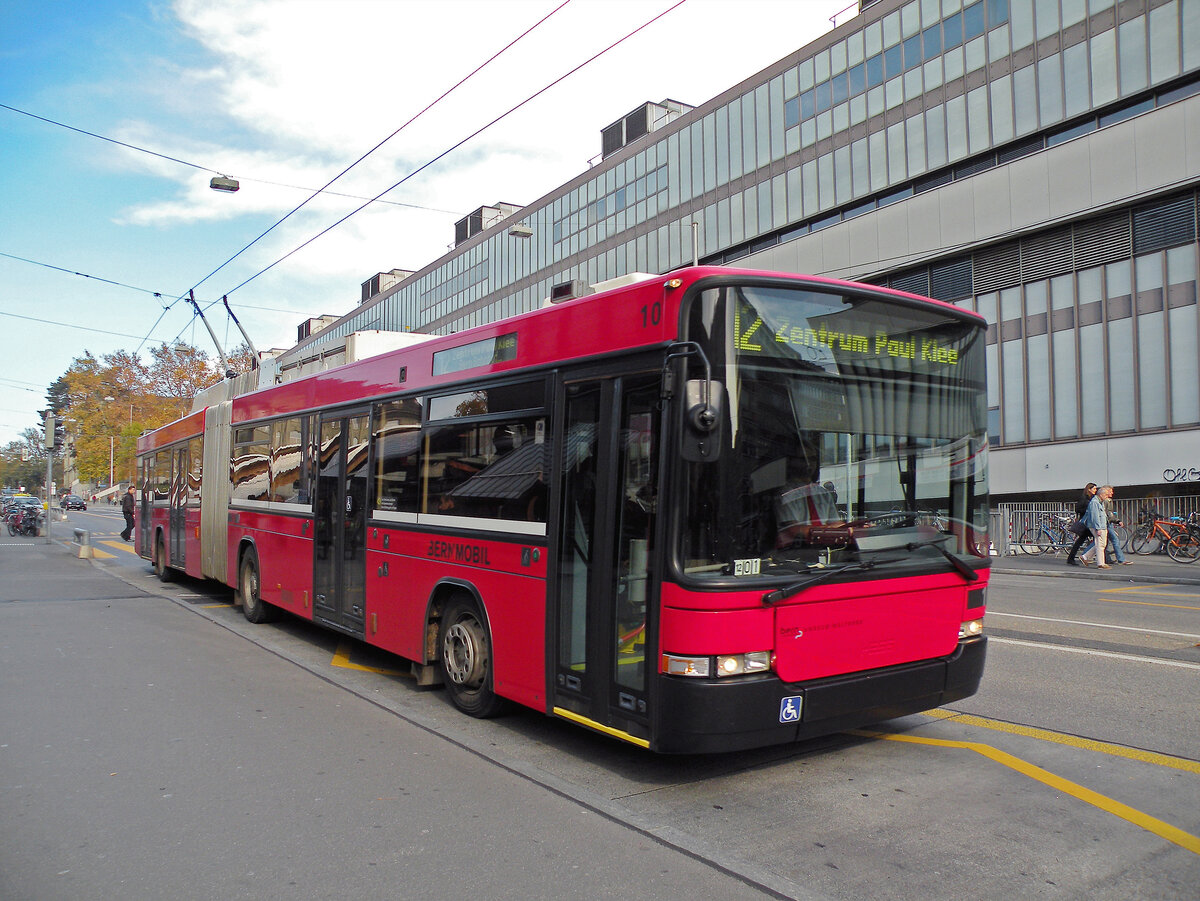 NAW Trolleybus 10, auf der Linie 12, bedient die Haltestelle Schanzenstrasse. Die Aufnahme stammt vom 01.11.2010.