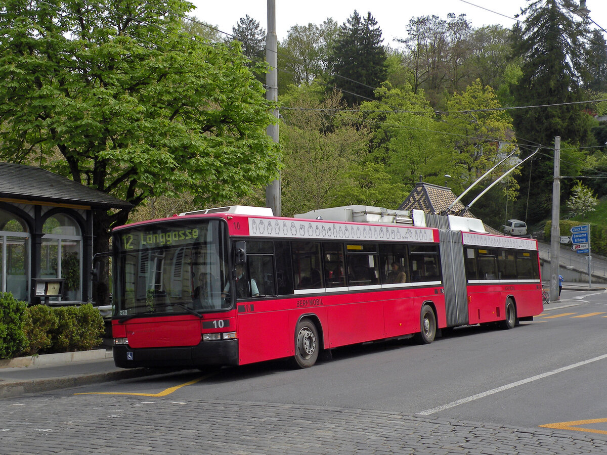 NAW Trolleybus 10, auf der Linie 12, bedient die Haltestelle Bärenpark. Die Aufnahme stammt vom 14.04.2011.