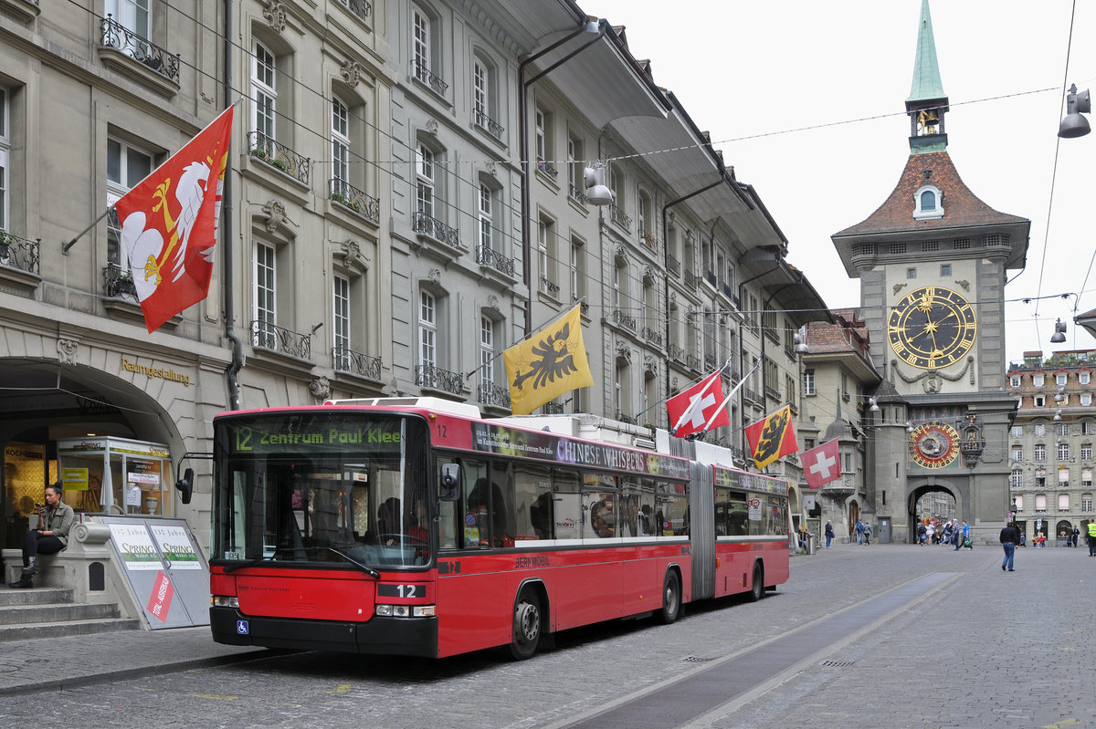 NAW Trolleybus 12, auf der Linie 12, beim Zytglogge Turm. Die Aufnahme stammt vom 09.05.2016.