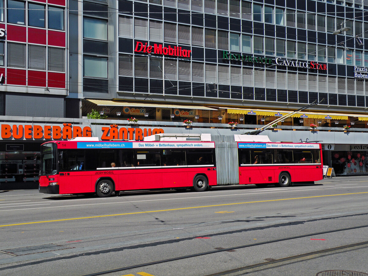 NAW Trolleybus 14, auf der Linie 12, fährt über den Bubenbergplatz. Die Aufnahme stammt vom 26.08.2010.