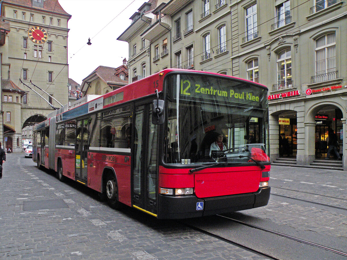 NAW Trolleybus 15, auf der Linie 21, fährt durch die Marktgasse. Die Aufnahme stammt vom 14.04.2011.