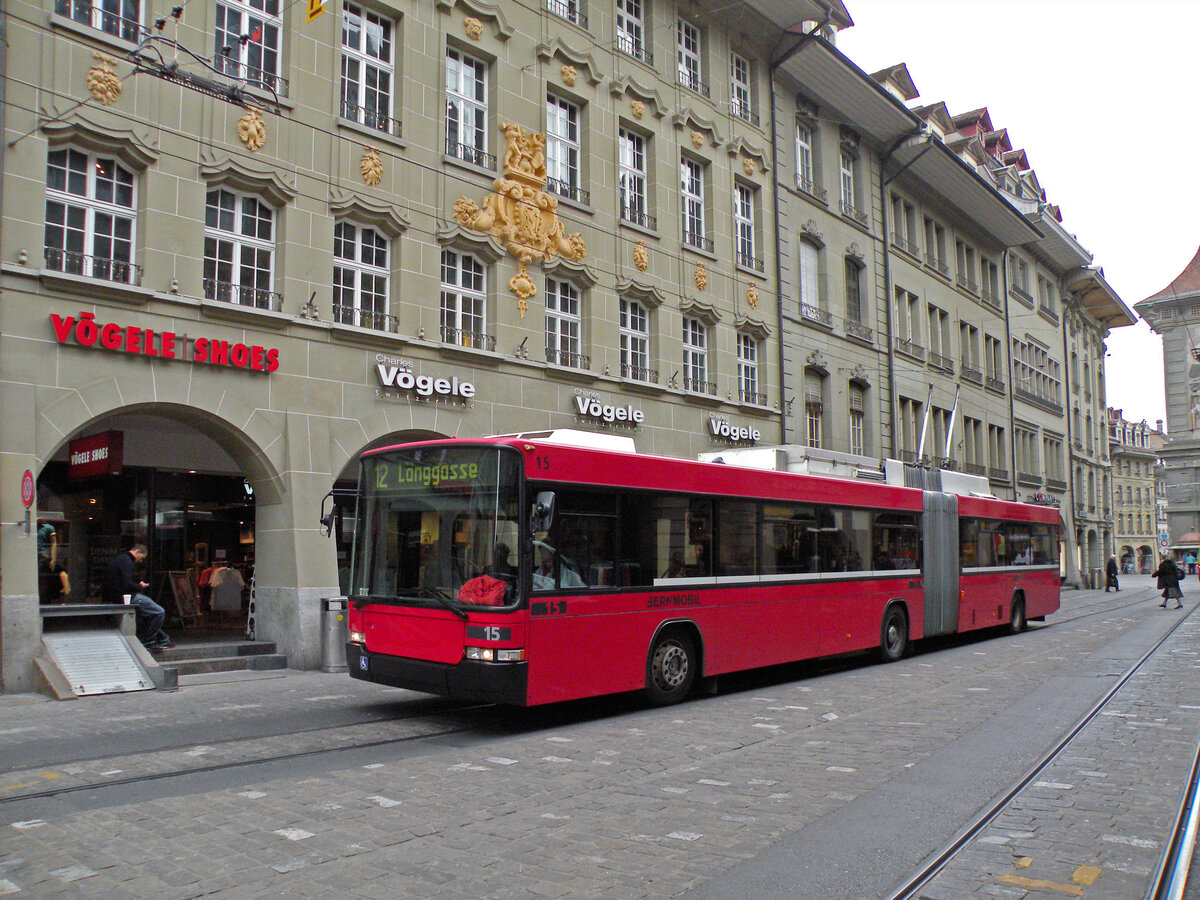 NAW Trolleybus 15, auf der Linie 12, fährt durch die Marktgasse. Die Aufnahme stammt vom 14.04.2011.