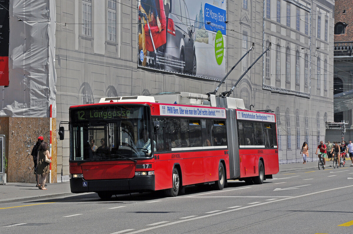 NAW Trolleybus 17, auf der Linie 12, überquert den Bubenbergplatz. Die Aufnahme stammt vom 05.08.2013.