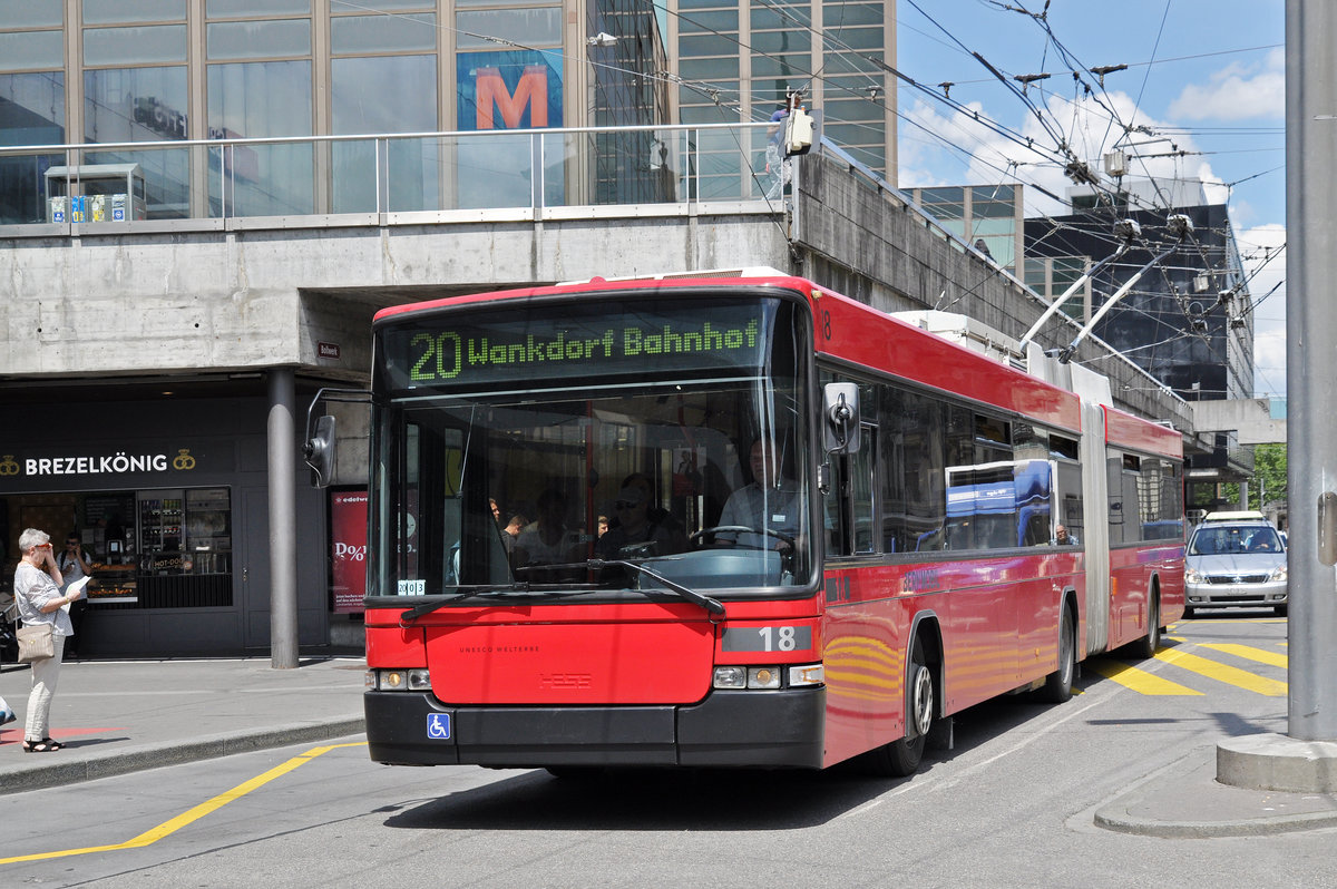 NAW Trolleybus 18, auf der Linie 20, fährt zur Haltestelle beim Bahnhof Bern. Die Aufnahme stammt vom 22.05.2018.