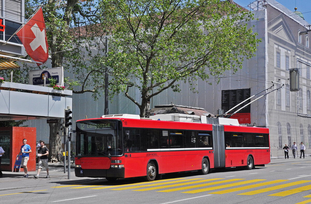 NAW Trolleybus 18, auf der Linie 12, überquert den Bubenbergplatz. Die Aufnahme stammt vom 17.06.2013.
