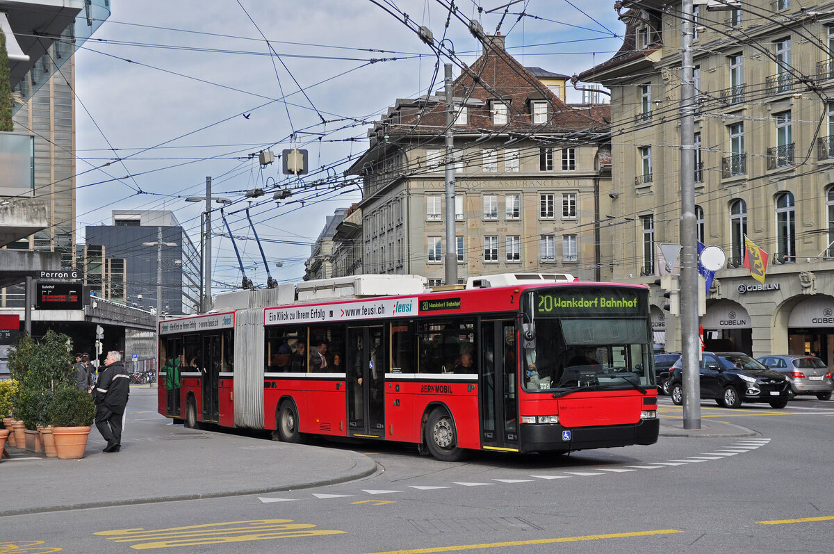 NAW Trolleybus 2, auf der Linie 20, verlässt die Haltestelle beim Bahnhof Bern. Die Aufnahme stammt vom 08.11.2012.