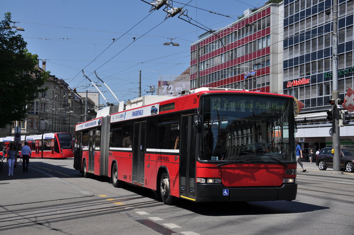 NAW Trolleybus 20, auf der Linie 11, fährt zur Haltestelle beim Bahnhof Bern. Die Aufnahme stammt vom 09.07.2018.