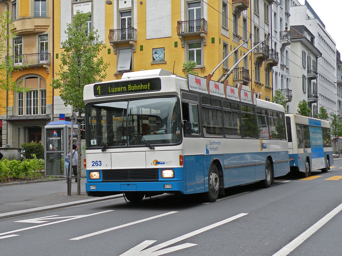 NAW Trolleybus 263 mit AW, auf der Linie 1 fährt am 04.05.2010 durch die Hirschmattstrasse.