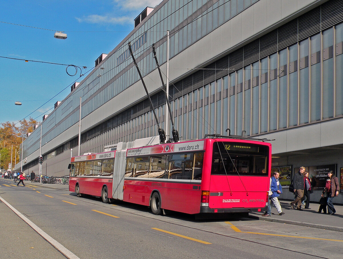 NAW Trolleybus 3, auf der Linie 12, bedient die Haltestelle Schanzenstrasse. Die Aufnahme stammt vom 01.11.2010.