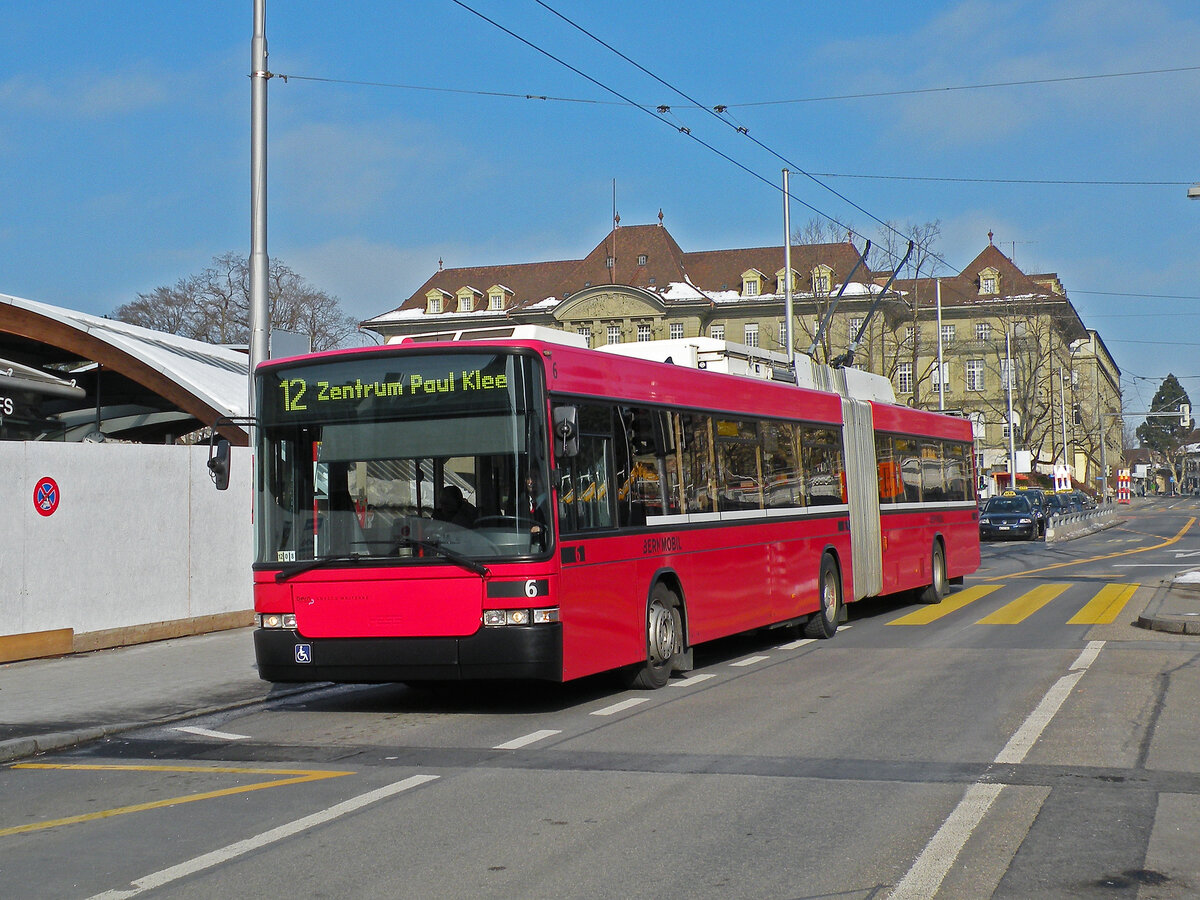 NAW Trolleybus 6, auf der Linie 12, fährt zur Haltestelle Schanzenstrasse. Die Aufnahme stammt vom 18.02.2013.