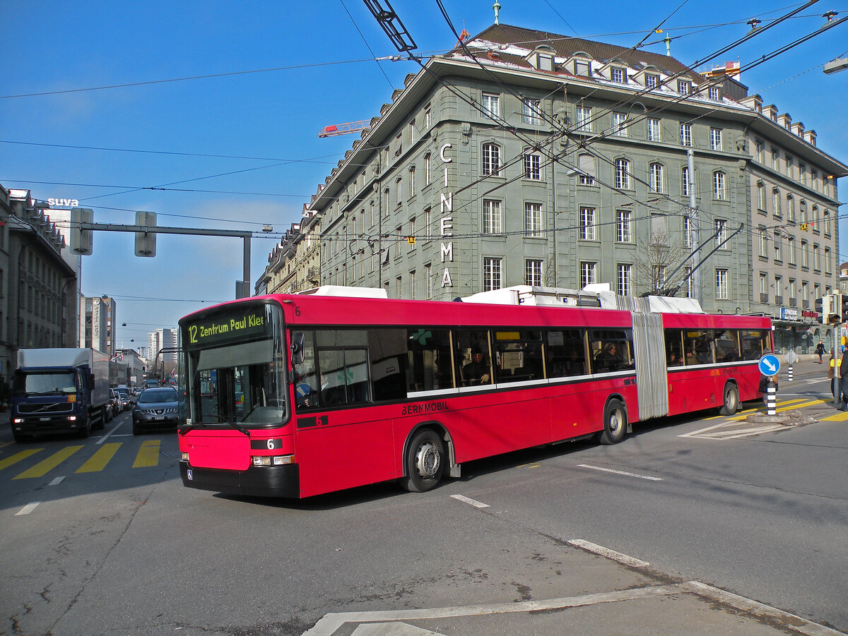 NAW Trolleybus 6, auf der Linie 12, fährt zur Haltestelle beim Bahnhof Bern. Die Aufnahme stammt vom 18.02.2013.