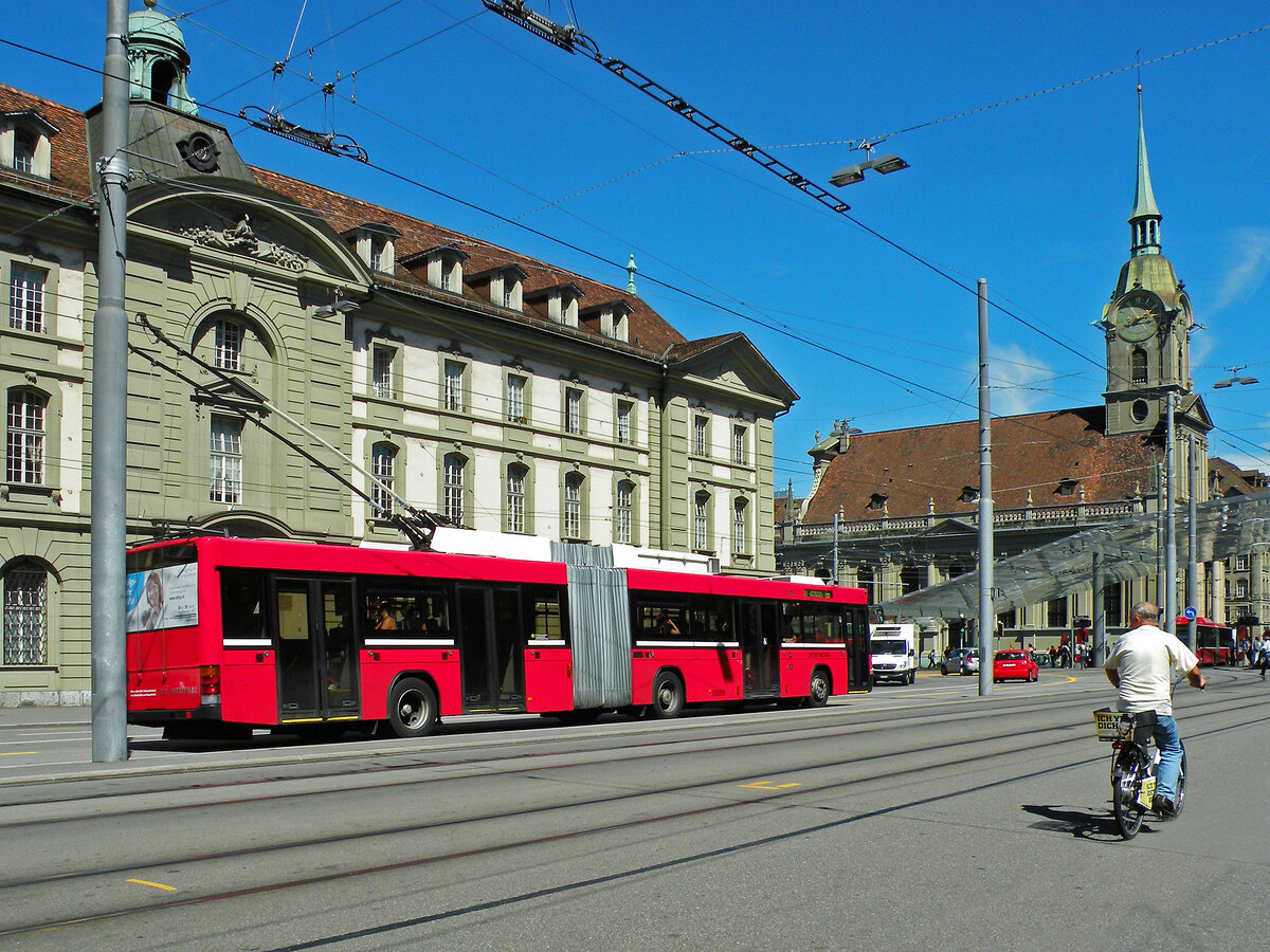 NAW Trolleybus 9, auf der Linie 12, fährt zur Haltestelle beim Bahnhof Bern. Die Aufnahme stammt vom 26.08.2010.