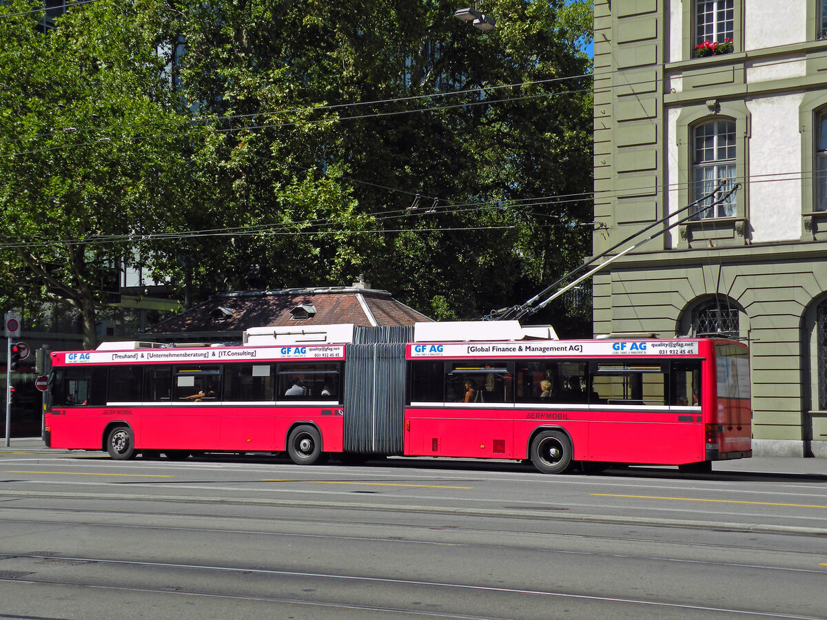 NAW Trolleybus 9, auf der Linie 12, fährt über den Bubenbergplatz. Die Aufnahme stammt vom 26.08.2010.
